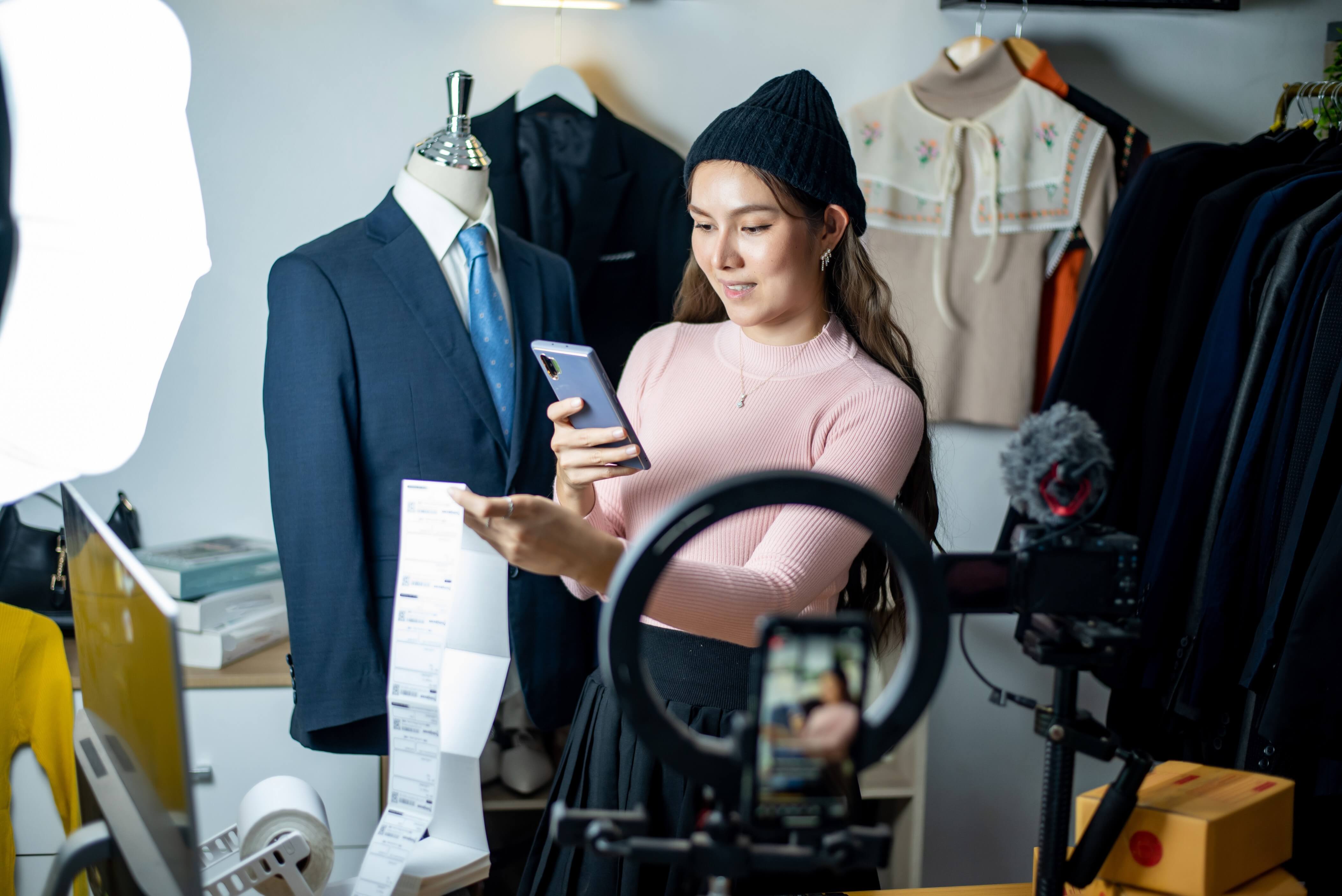 asiabloggervloggerlivestreamingreviewingproductbusinessonlineinfluencersocialmediacontentcreatorconcept1_grxgb_4211