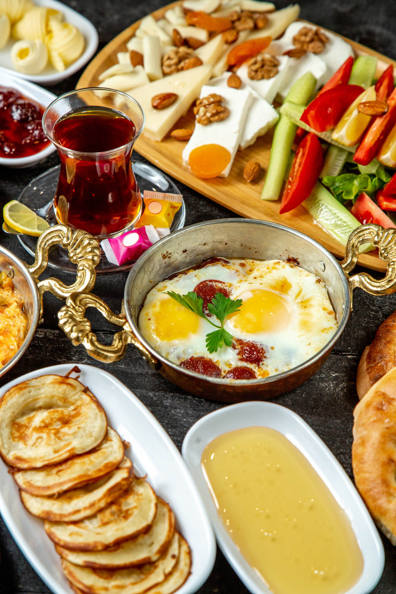 awmjk_1333_breakfastseteggwithsausagessideview
