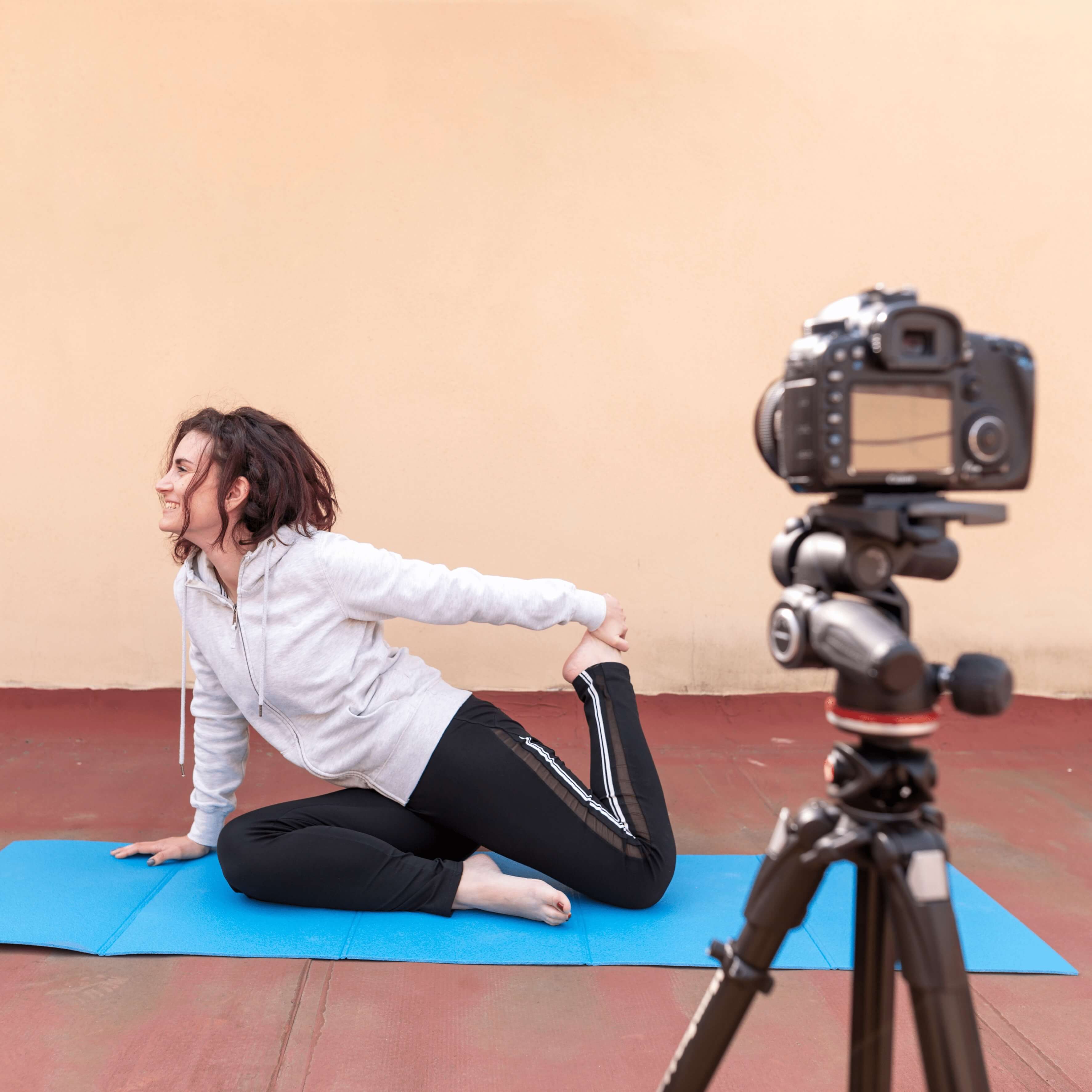 brunettebloggerrecordingyogaroutine_u2ndm_3545