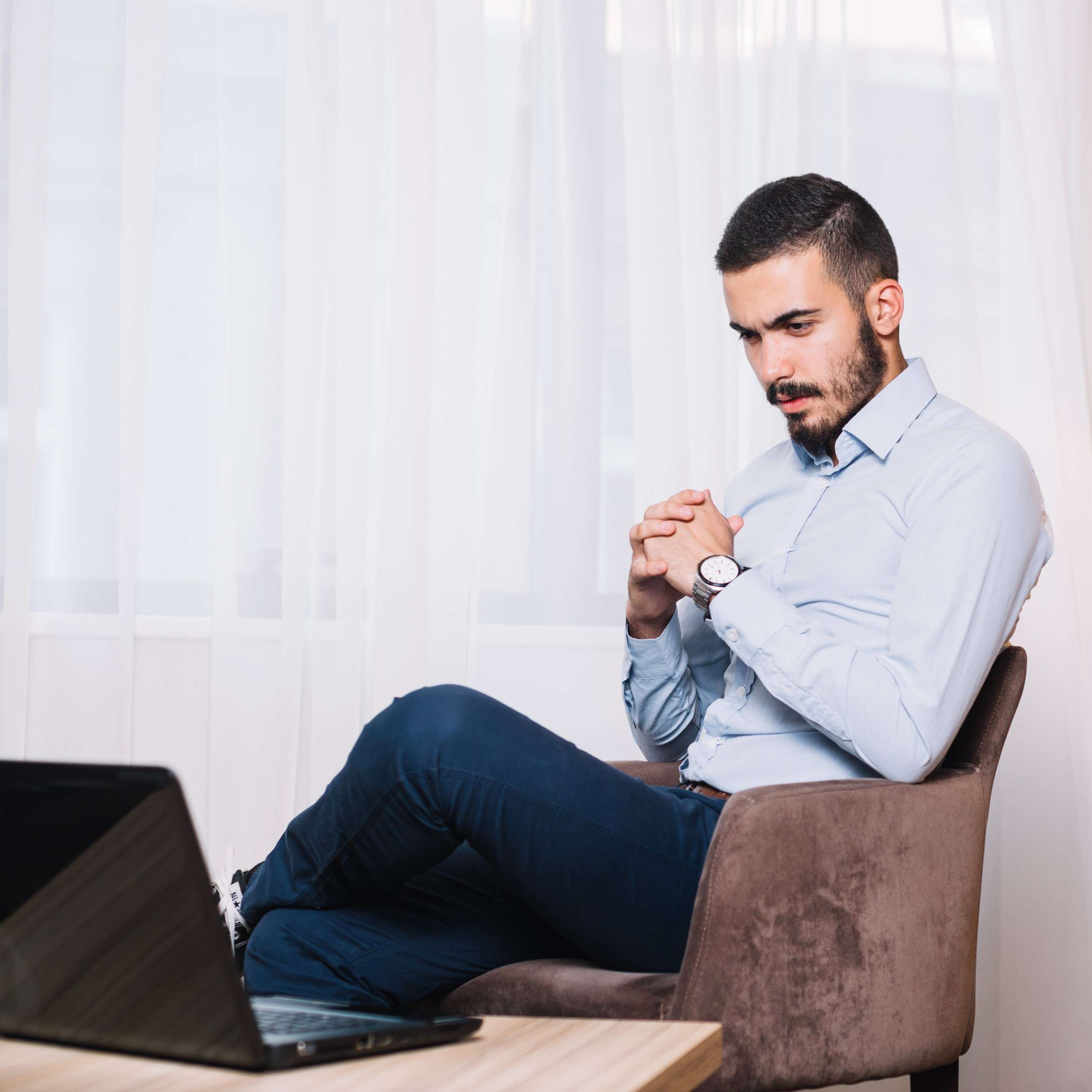 businessmanlookinglaptop1_k2mdk_2739