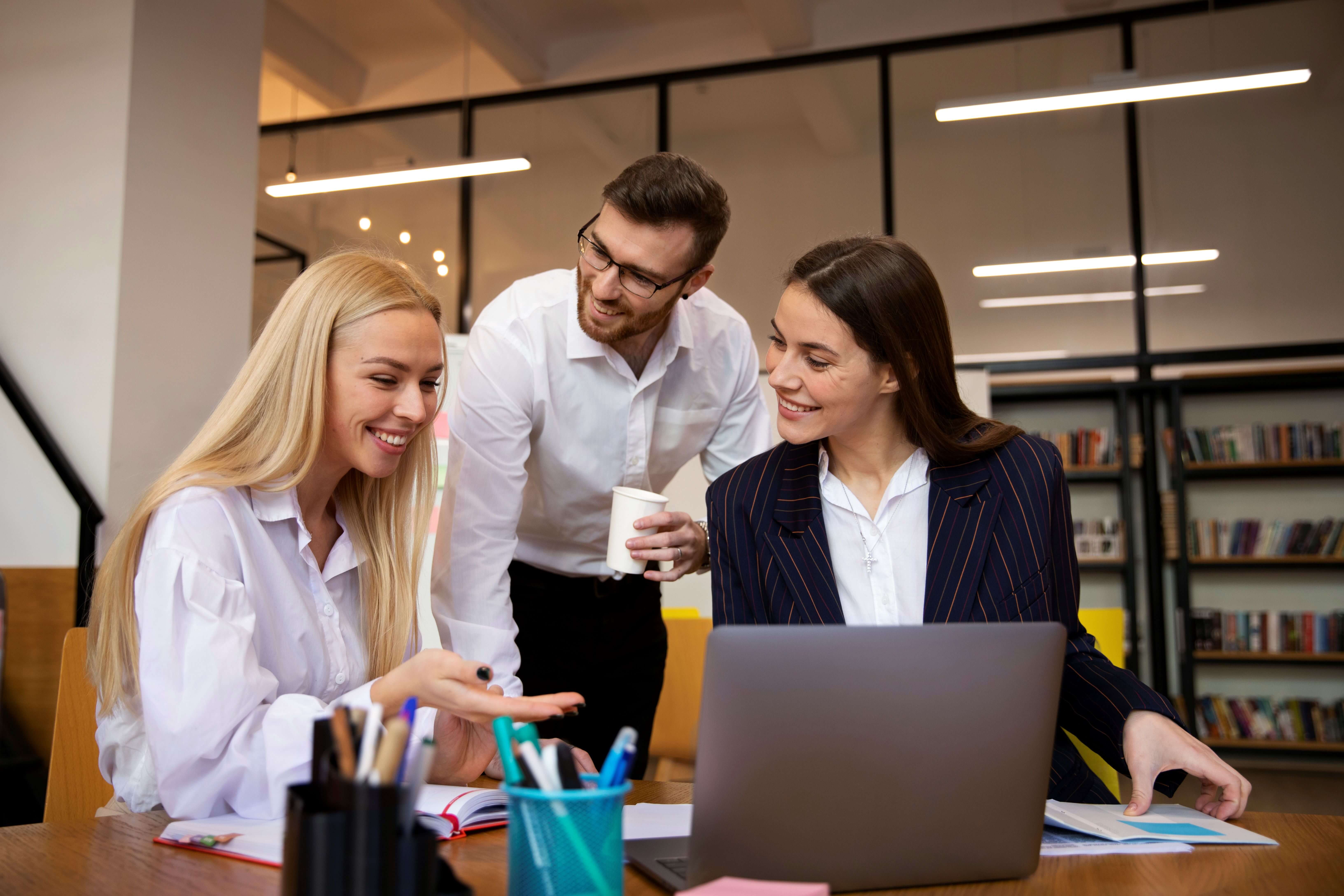 closeupyoungbusinesspersondoinginternship_m1ode_6530