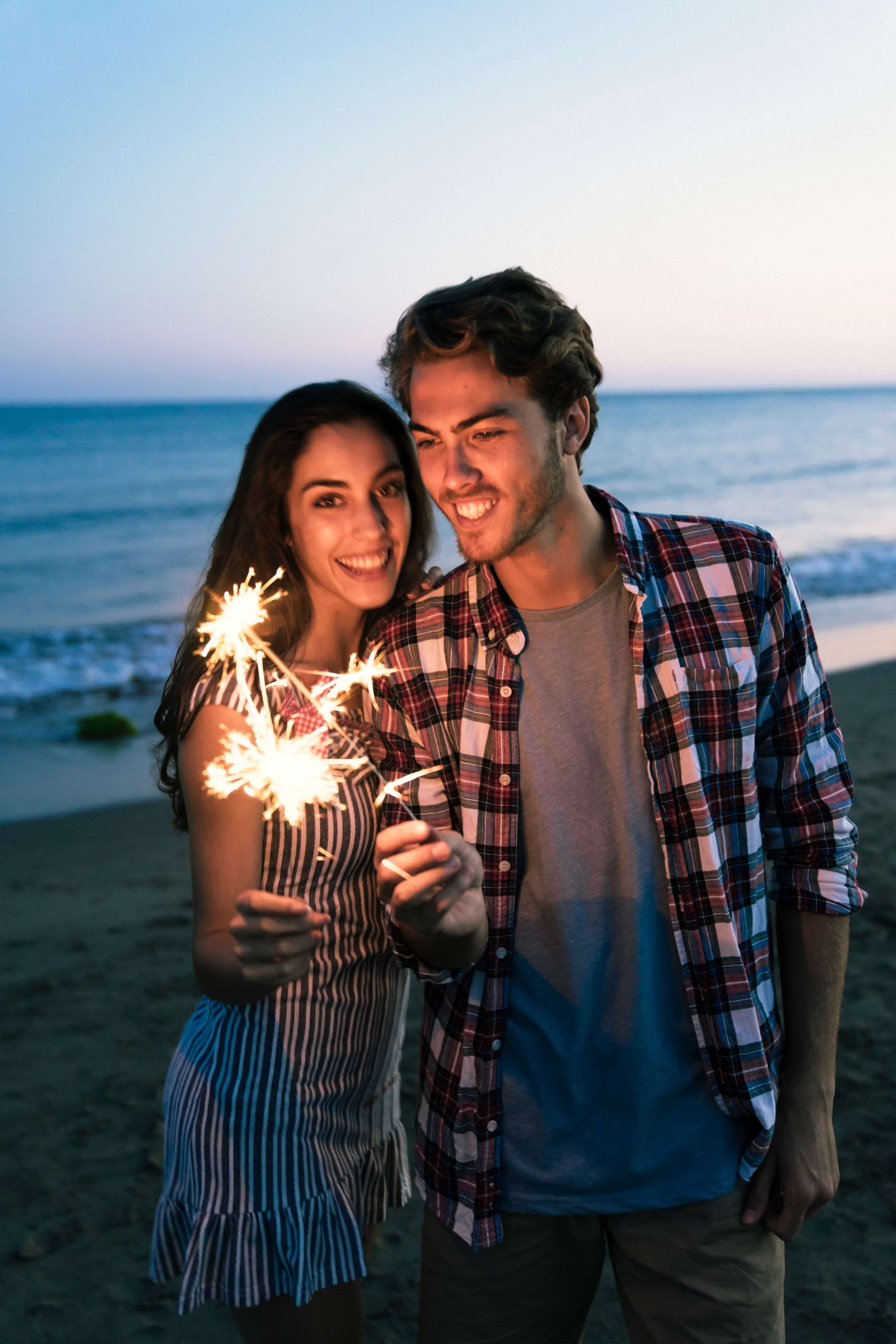 couplewithsparklerbeach1_dt0qu_2800