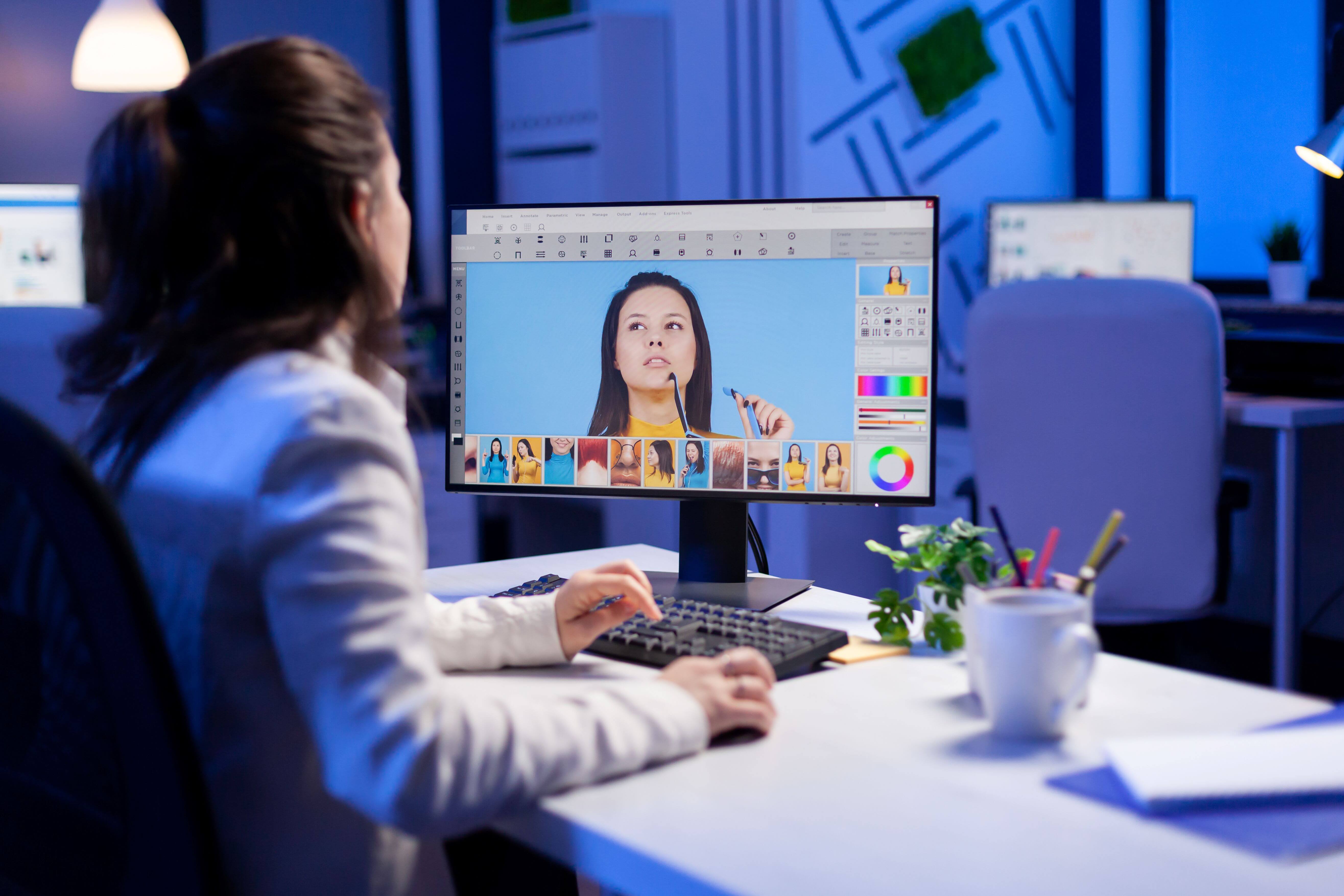 creativecreatordoingportraitretouchusingcolorgradelatenightprofessionaleditingoffice_y0mjg_5263