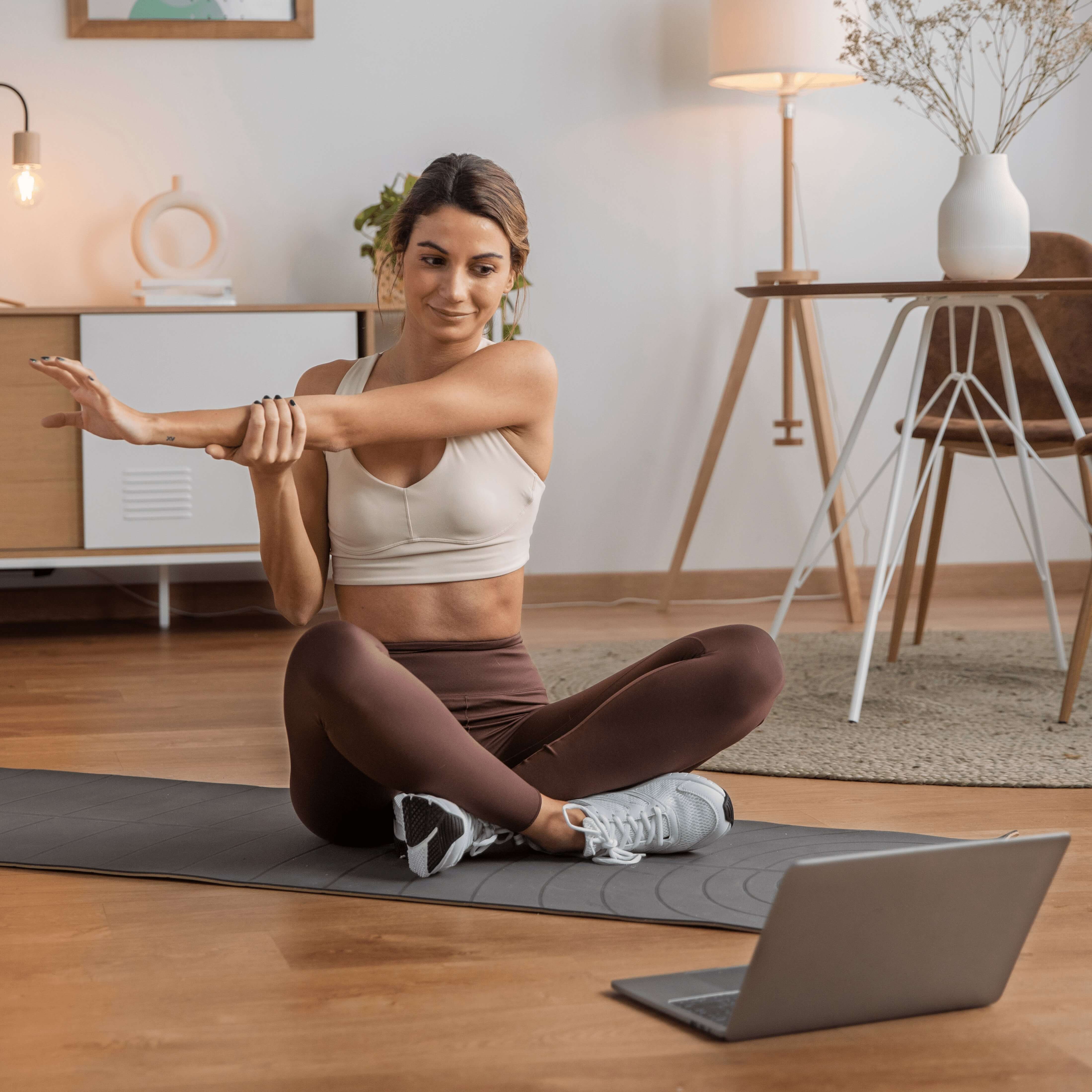 femalefitnessinstructorusinglaptopteachclassfromhome1_u1ndi_4397