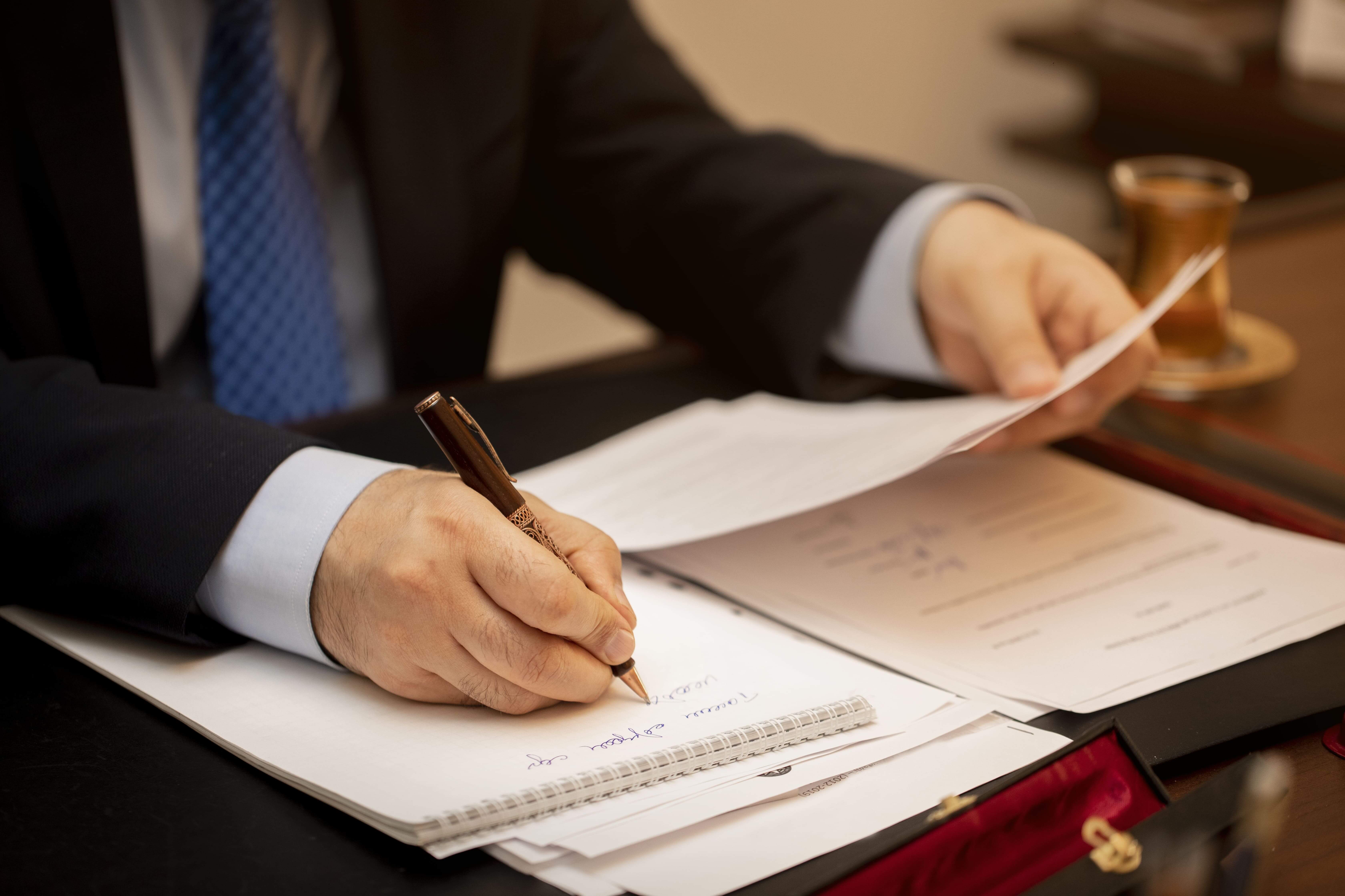gymzi_6720_businessmansigningimportantcontractpapers