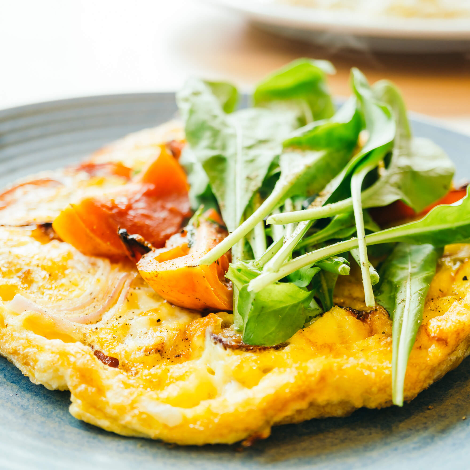 mxnzi_2000_friedeggsomelettewhiteplate
