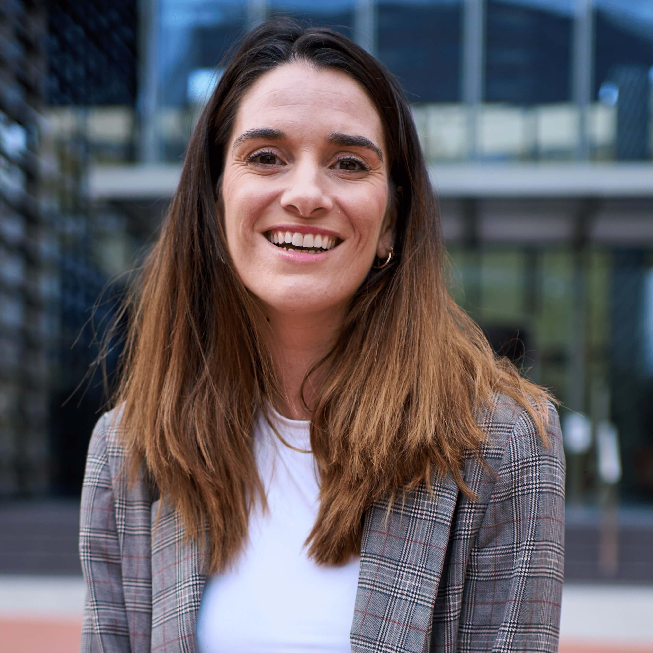 portraitsuccessfulcaucasiannicewomansuitposingsmilinglookinghappycameraoutdoor_c2ndy_2685