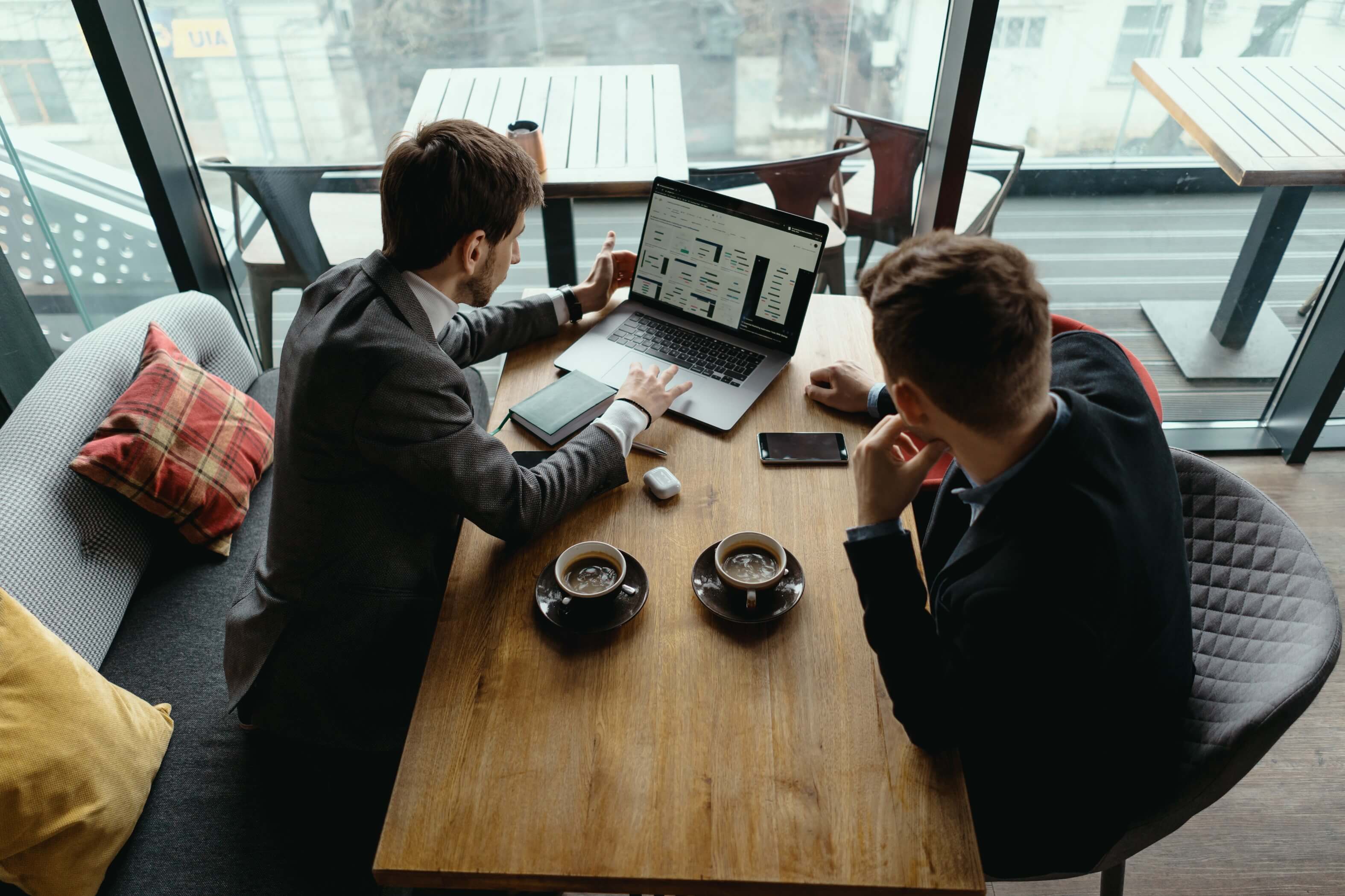 twoyoungbusinessmanhavingsuccessfulmeetingrestaurant1_gxmdy_3150
