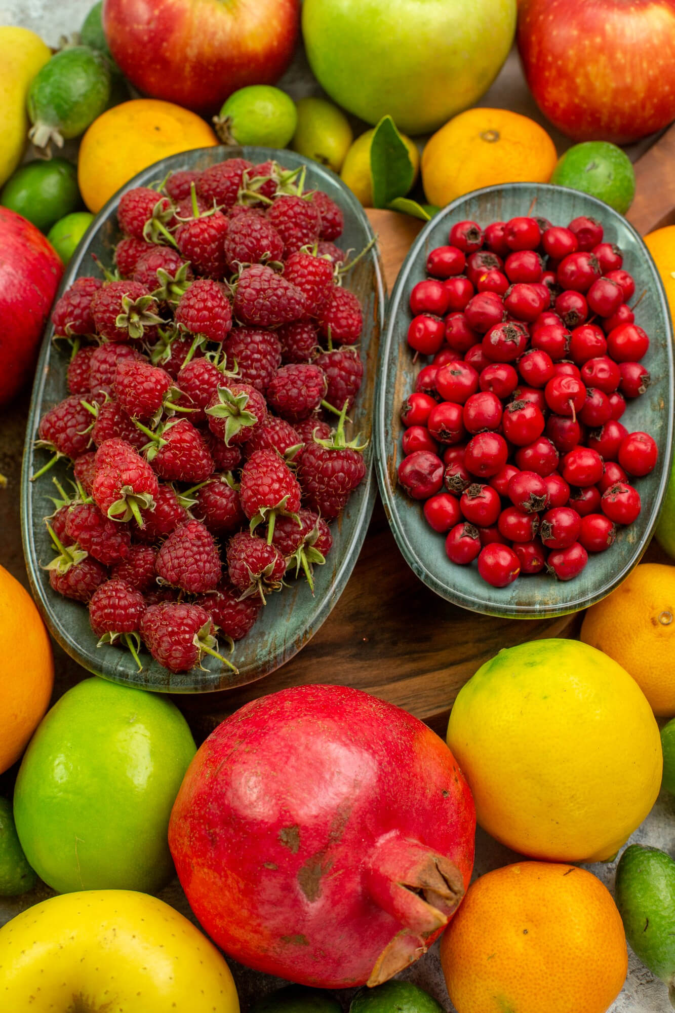 u0mtg_1333_topviewfreshfruitsdifferentripemellowfruitswhitebackground