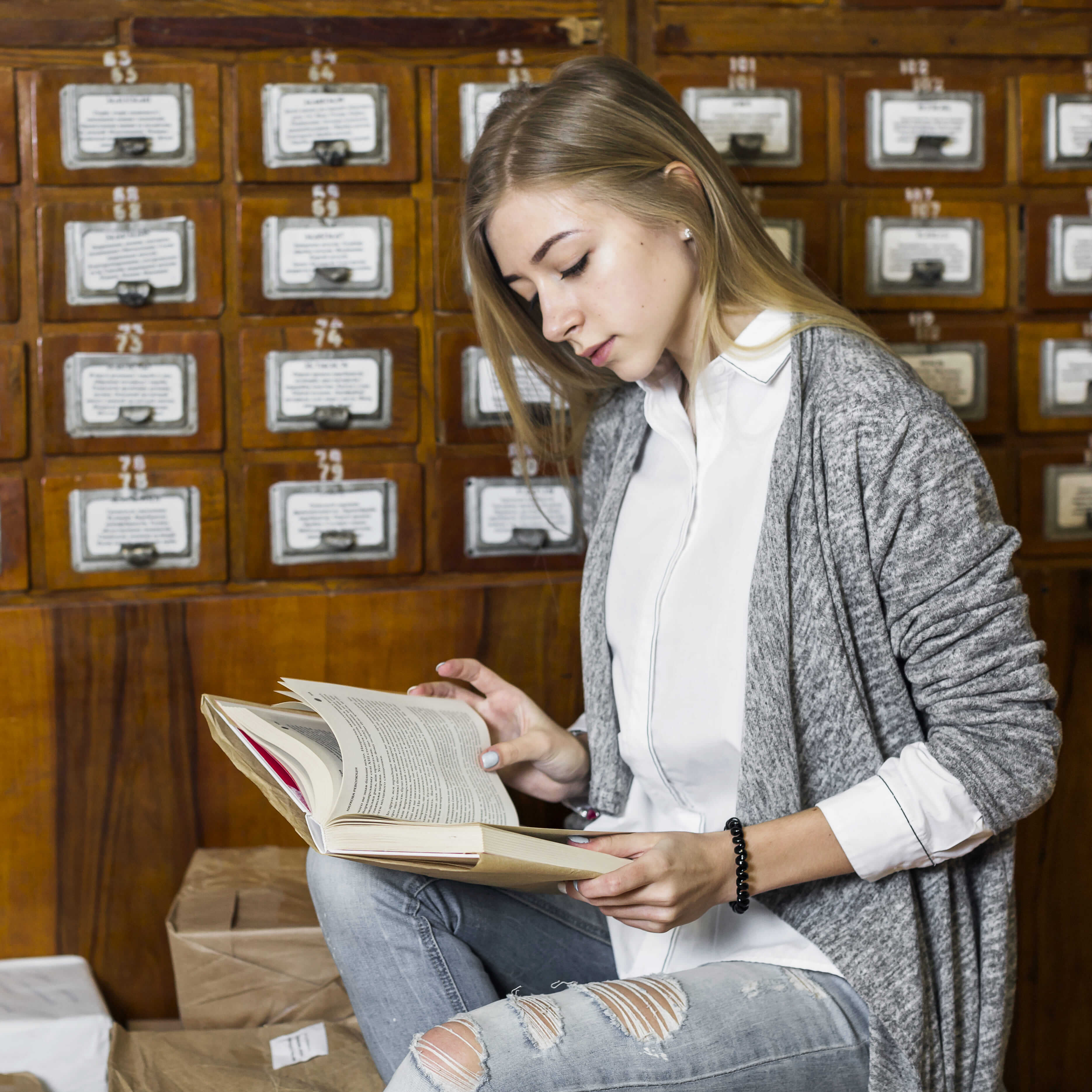 womanreadingnearpackagescatalog1_c5mza_3739