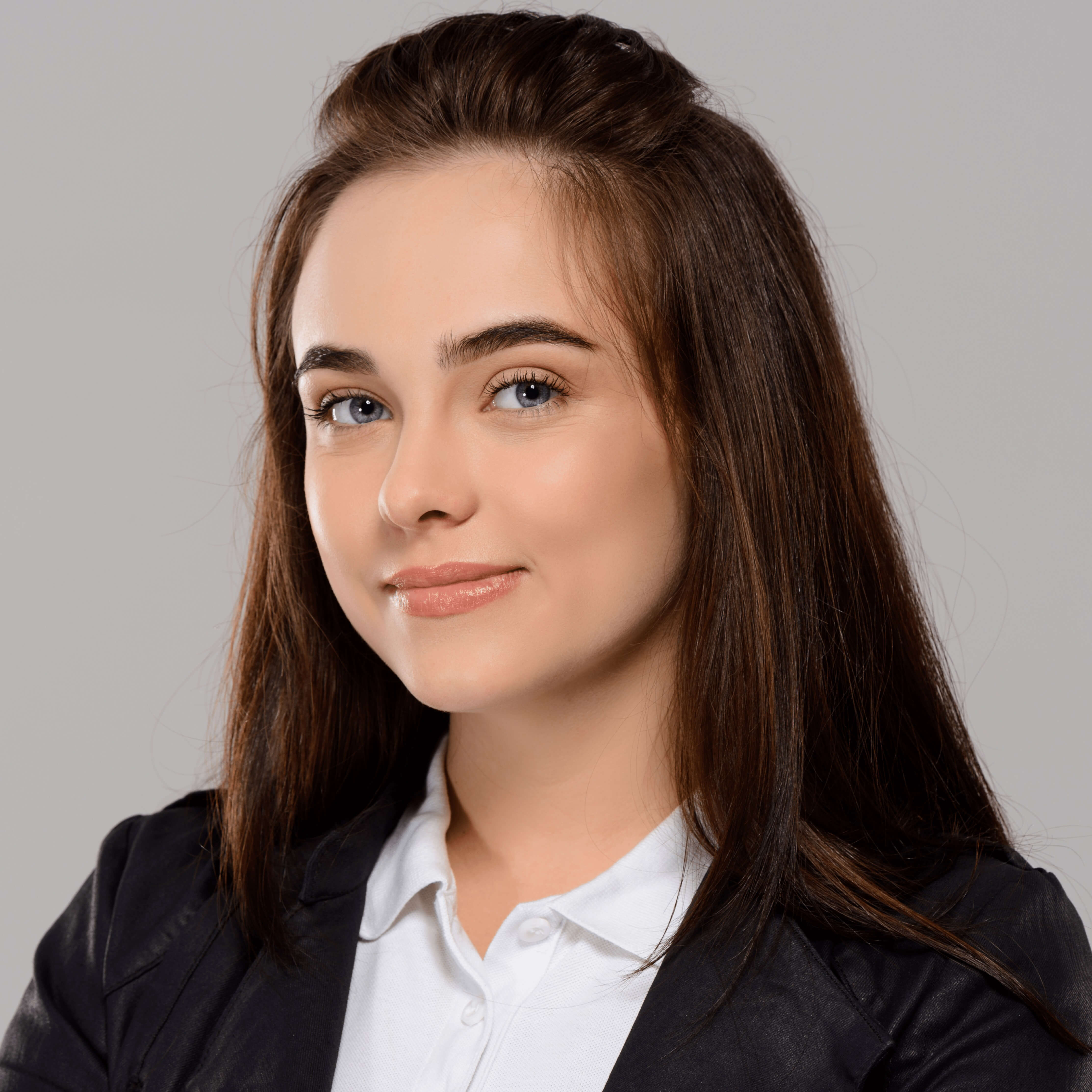 youngbeautifulwomansmilingposingpurplewall_yxoda_4454