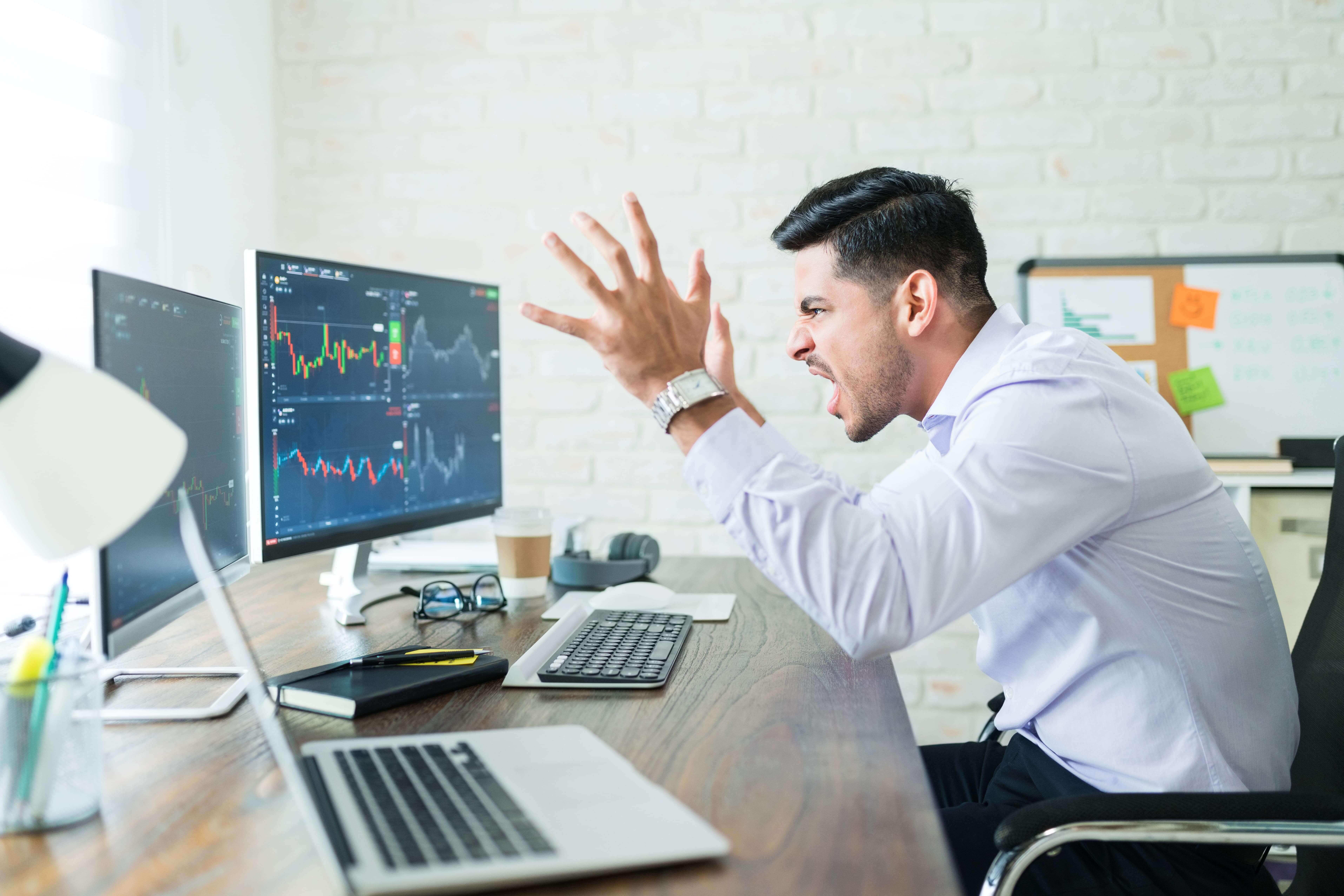 frustratedhispanicyoungfreelancestocktradershoutingwhilelookinggraphscomputerscreenmin_q0mtc_7657