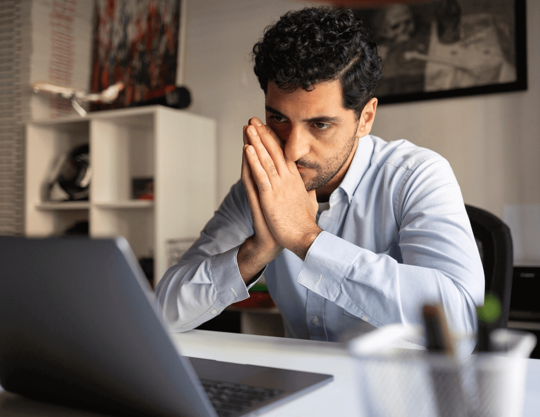 i1mza_1725_anxiousmanworkingmediumshot2321497295941